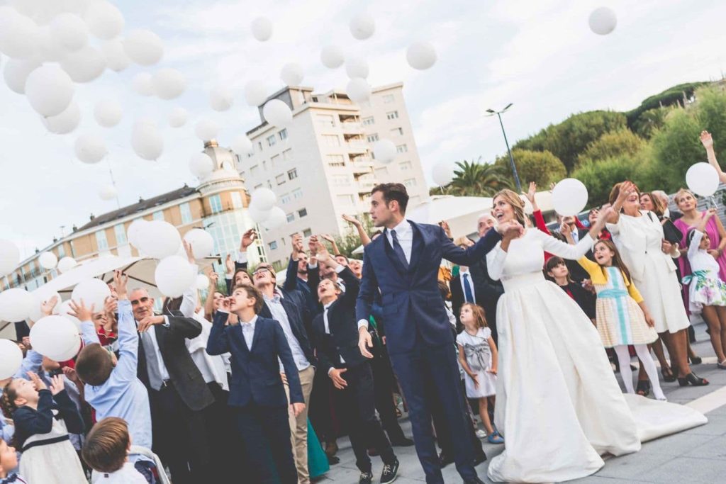 Novios exterior familia y globos